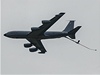 Piloti nad letitm simulovali, jak vypadá doplování paliva do nadzvukového letounu JAS-39 Gripen za letu z francouzského létajícího tankeru KC-135