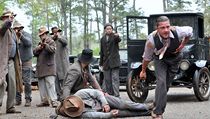 Život ho naučil. Jack Bondurant (Shia LaBeouf) se s pistolí nejdřív moc nekamarádil, někdy ale není zbytí... | na serveru Lidovky.cz | aktuální zprávy