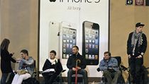 Zájemci čekají na nový model telefonního přístroje iPhone 5 dvě hodiny před půlnocí na Václavském náměstí. | na serveru Lidovky.cz | aktuální zprávy