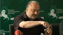 Prezidentský kandidát Ladislav Jakl otevírá láhev whisky | na serveru Lidovky.cz | aktuální zprávy