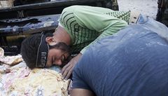 Syrský osvobozenecký voják oplakává zabitého kolegu.