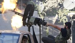 Boje v Aleppu, na snímku opoziní voják
