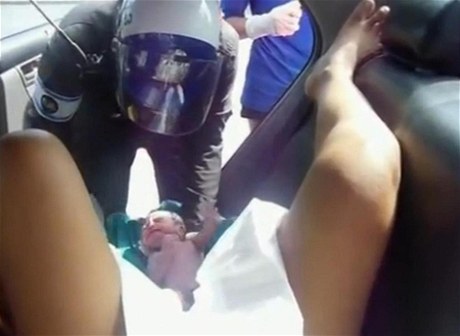 Thajský policista rodí holiku.