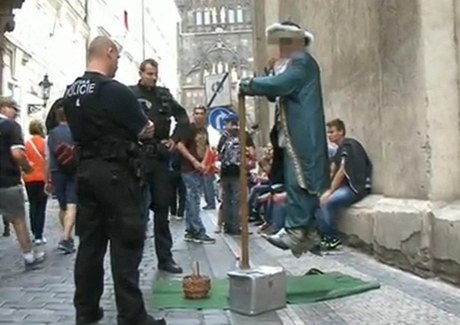 V centru Prahy levitovali mladíci. Policie kouzlo zruila