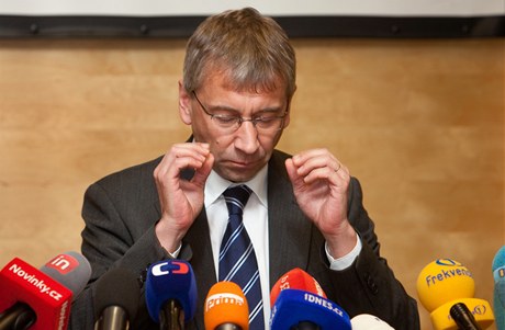 Jaromír Drábek oznámil na tiskové konferenci svoji rezjgnaci na funkci ministra práce a sociálních vcí .