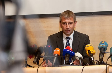 Drábek jako dvod své rezignace uvedl rozhodnutí soudu, který poslal jeho exnámstka Vladimíra iku do vazby kvli údajnému podplácení.