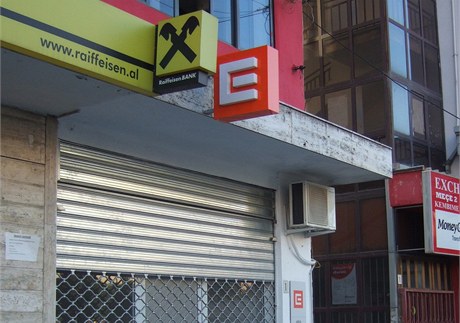 Poboka Raiffeisen Bank a EZ v albánském hlavním mst Tirana.