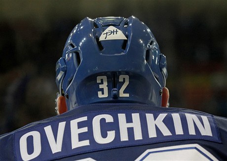 Hokejista Washingtonu Capitals  Alexandr Ovekin je bhem výluky NHL hráem Dynama Moskva v KHL