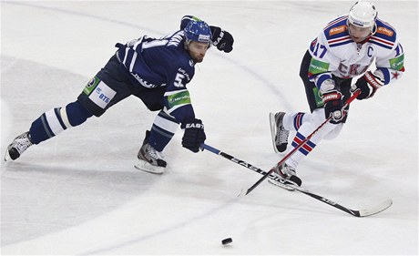Hokejista Ilja Kovaluk z New Jersey Devils (vpravo) v dresu Petrohradu z KHL a Dominik Graák z Dynama Moskva