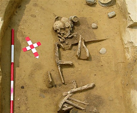 V Rakousku nedalo eských hranic nali archeologové kostru eny z doby bronzové, která zpracovávala kov