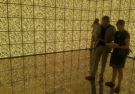 Interiér Ruského pavilonu tvoi rozmrné QR kódy pokrývající stny i strop. S tabletem v ruce jste mohli naíst celkem 35 projekt a v klidu si je prostudovat.