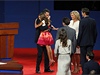 Republikánský kandidát na prezidenta Mitt Romney objímá svou vnuku Chloe. Pihlíí tomu jeho ena Ann a jejich dti.