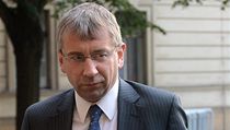 Ministr práce a sociálních věcí Jaromír Drábek přichází na pražský Úřad vlády, kde 1. října v podvečer jednal s premiérem Petrem Nečasem. | na serveru Lidovky.cz | aktuální zprávy