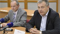 Nový předseda dozorčí rady Jiří Pařízek (vlevo) a odstupující předseda Jiří Nouza. | na serveru Lidovky.cz | aktuální zprávy
