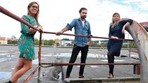 Bubenská 1, Praha 7 - na tuto střechu zavede galerie Laboratorio návštěvníky akce Máme otevřeno (zleva Jolanta Trojak, Richard Bakeš a Klára Ulrichová) | na serveru Lidovky.cz | aktuální zprávy