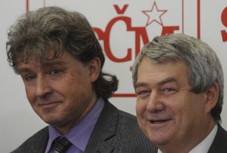 Předseda KSČM Vojtěch Filip a místopředseda Jiří Dolejš na tiskové konferenci v centrále strany v Praze. | na serveru Lidovky.cz | aktuální zprávy