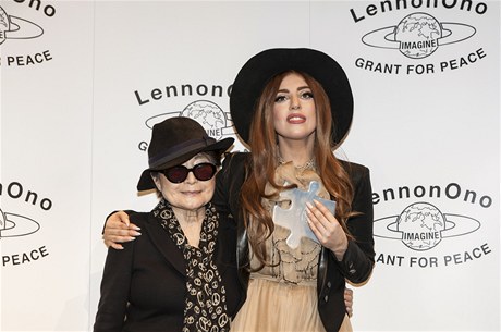 Zpvaka a performerka Lady Gaga získala mírovou cenu od Yoko Ono.