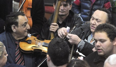 Romové dávají houslistm za smyce tisícikorunové bankovky.