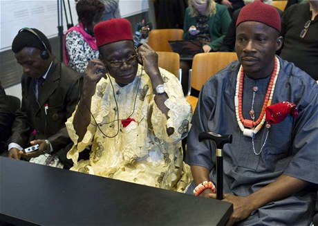  Fidelis Oguru a Eric Dooh zatupují v Haagu zájmy nigerijských farmá. 