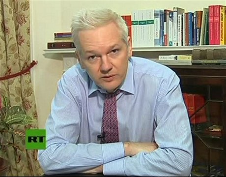 Assange ve vysílání ruské televize, kde má i vlastní talk-show