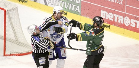 Karlovy Vary - Kometa Brno. Obránce Komety Boris Valábik (vlevo) a karlovarský obránce Dustin Kohn.