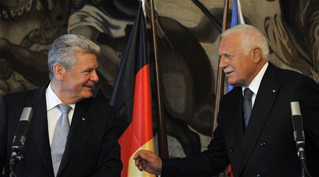 Joachim Gauck a Václav Klaus na tiskové konferenci v Praze