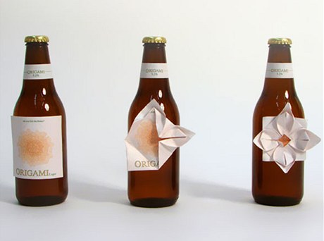 Místo abychom nervózn trhali a loupali etikety, navrhuje designérka Clara Lindsten zamstnat ruce smysluplnji, teba skládáním origami.