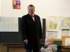 Praského primátora Bohuslava Svobodu doprovodil do volební místnosti syn Adámek.