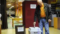 Lidé odevzdávali hlasy svým kandidátům např. i v kuželkárně v Havlovicích u Domažlic. | na serveru Lidovky.cz | aktuální zprávy