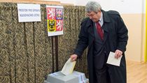 Předseda KSČM Vojtěch Filip odevzdal svůj hlas na základní škole v českobudějovickém sídlišti Vltava. | na serveru Lidovky.cz | aktuální zprávy