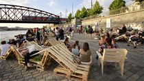 V rámci projektu urbanACT vytvořili studenti na náplavce odpočinkovou zónu za použití dřevěných palet. | na serveru Lidovky.cz | aktuální zprávy