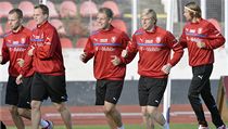 Zleva Michal Kadlec, David Limberský, Matěj Vydra, František Rajtoral a Jaroslav Plašil při tréninku fotbalové reprezentace | na serveru Lidovky.cz | aktuální zprávy