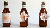 Místo abychom nervózně trhali a loupali etikety, navrhuje designérka Clara Lindsten zaměstnat ruce smysluplněji, třeba skládáním origami. | na serveru Lidovky.cz | aktuální zprávy