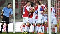 Fotbalisté Slavie oslavují branku | na serveru Lidovky.cz | aktuální zprávy