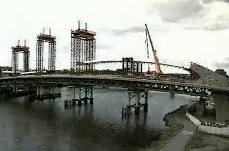 Zrychlené zábry zvedání oblouk Trojského mostu 