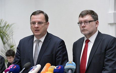 Premiér Petr Neas (vlevo) a poslanec Zbynk Stanjura vystoupili v Praze na tiskové konferenci ODS. 