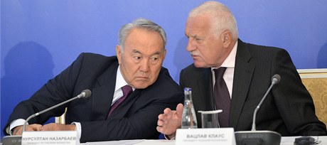 Kazaský prezident Nursultan Nazarbajev (vlevo) a jeho eský protjek Václav Klaus se v Praze zúastnili Kazasko-eského podnikatelského fóra. 