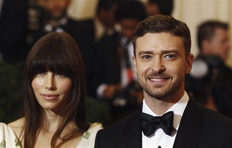 Herec a zpvák Justin Timberlake se oenil. Vzal si hereku Jessicu Bielovou. 