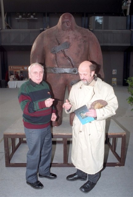 Spisovatel Otakar Brna (vlevo) s filmovým reisérem Jaromilem Jireem.