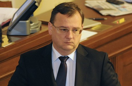 Premiér Petr Neas na schzi Poslanecké snmovny.