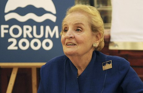 Bývalá americká ministryn zahraniních vcí Madeleine Albrightová pi autogramiád, kterou uspoádala v rámci konference Forum 2000. 