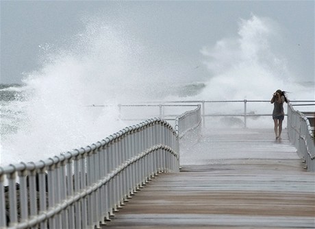 Sandy, který na východ USA pejmenovali na Frankenstorm, by podle varování meteorolog mohl zpsobit kody a za miliardu dolar.