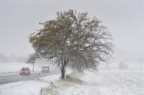 Zima pila brzy. Sníh na mnoha místech zkomplikoval dopravu.