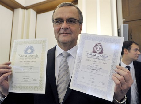 Ministr financí Miroslav Kalousek pedstavil vánoní emisi státních spoících dluhopis.