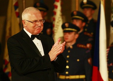 Václav Klaus pi pedávání státních vyznamenání 28. íjna 2011.