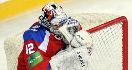 Utkání KHL Lev Praha - Metallurg Novokuznck. Zklamaný branká týmu Lev Praha Tomá Pöpperle poté, co inkasoval branku v prodlouení