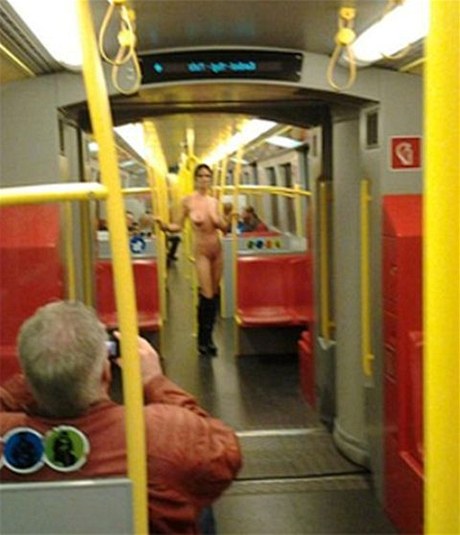 Rakuané hledají enu, která jezdí metrem nahá.