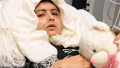 První fotografie Malalaj z nemocnice