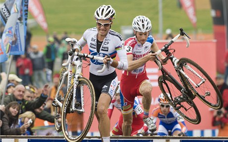 Belgian Kevin Pauwels (vpravo) vyhrál závod Svtového poháru v cyklokrosu, který se jel 21. íjna v Táboe. Vlevo je jeho krajan Niels Albert, který skonil tetí