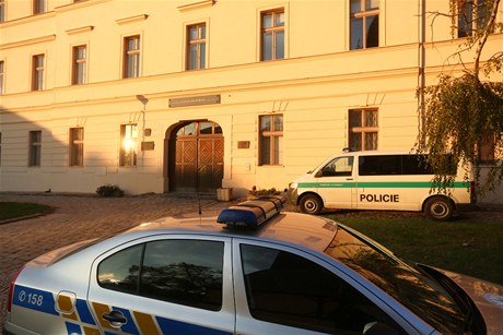 Student rakovnického gymnázia bodl uitelku do zad.